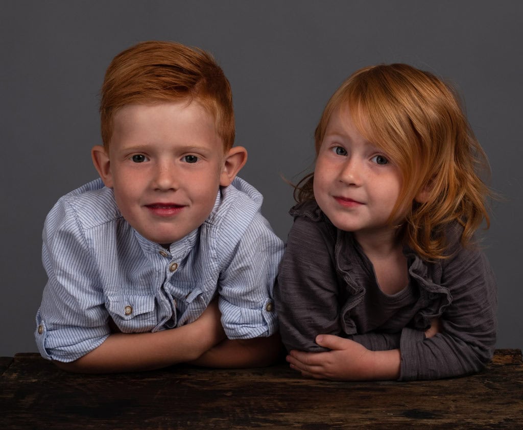 Syskonfotografering i färg på Kvillefoto