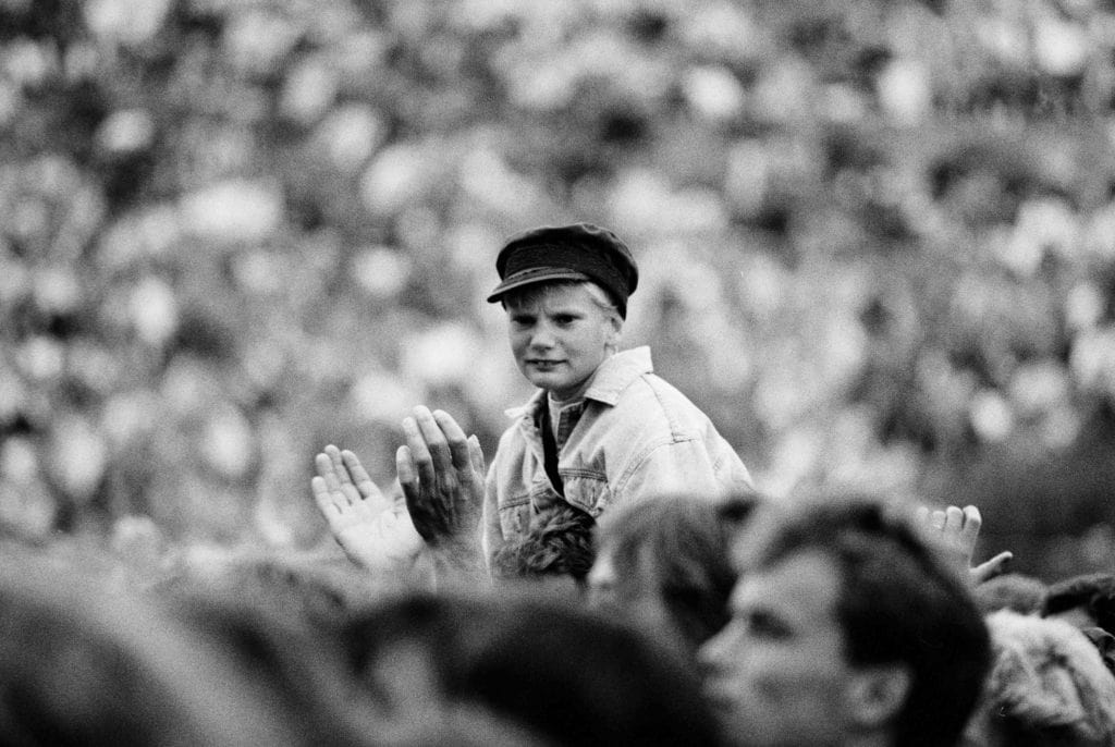 Kornig analog bild av barn i publiken på Rocktåget i Lysekil 1991
