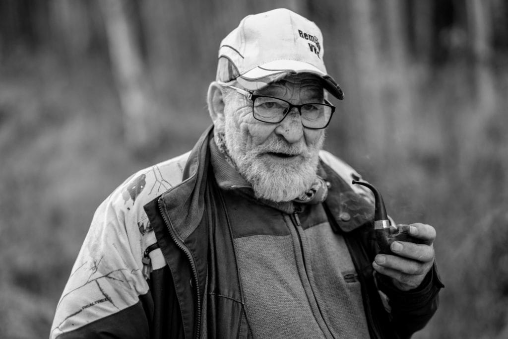 Jägare med med fårat ansikte och pipa på älgjakten i Värmland