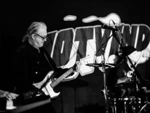 gitarist spelar