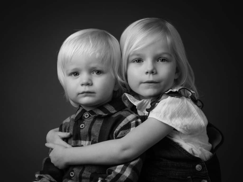 syskonbild i svartvitt
