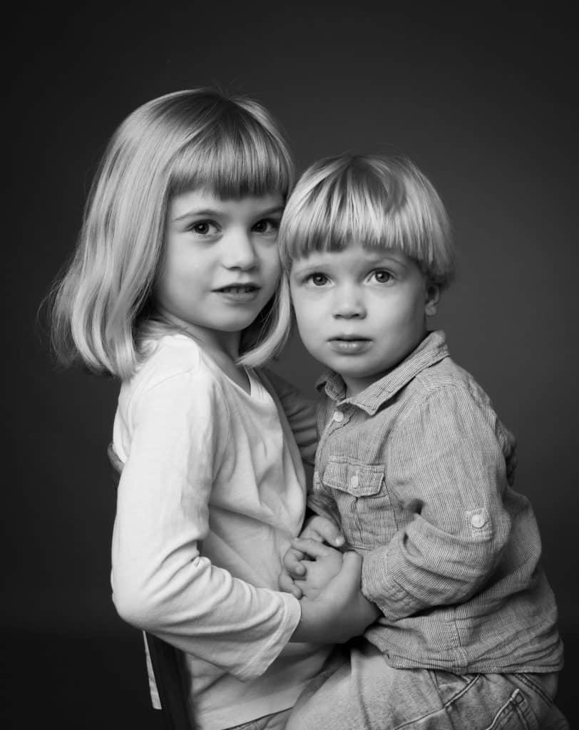 Syskonfotografering i svartvitt